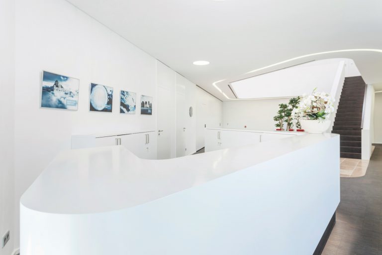 Schreiner Otterbach - Projekt - Neuhaus und Partner in Olpe - Empfangsbereich